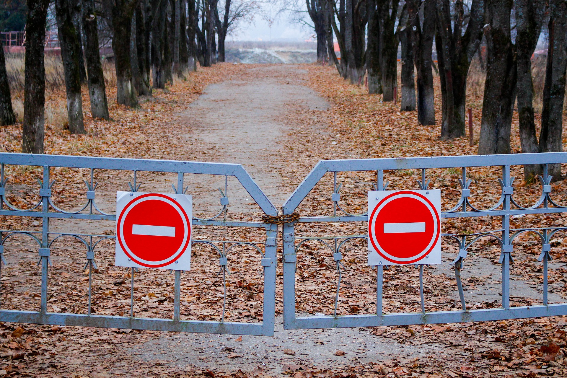 Der Wächter hält ein Stopp-Schild.